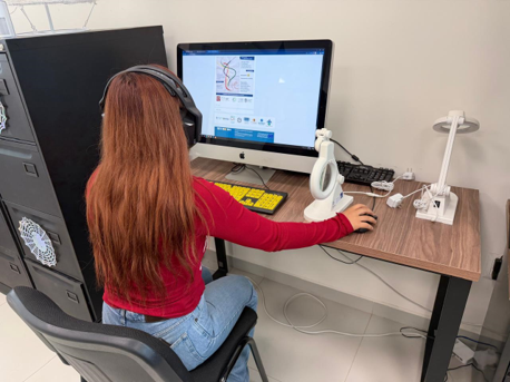 Equipos con recursos de accesibilidad integrados en distintos espacios académicos del Instituto.